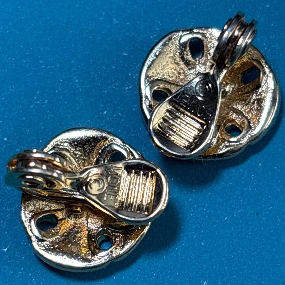 Monet Gold Tone Sand Dollar Clip On Earrings Vintage Nautical Beach‎ Studs